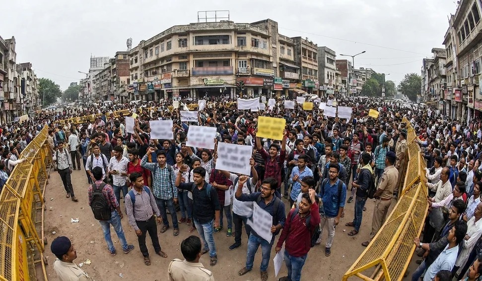 Em maio, durante uma audiência sobre diplomas falsos, o presidente da Suprema Corte do país, Surya Kant, chamou os jovens indianos desempregados de “baratas” e “parasitas”. Abhijeet Dipke, um jovem indiano recém-formado nos EUA, indignado com os comentários do presidente do Supremo Tribunal da Índia, lançou, em tom de deboche, um apelo nas redes sociais para que “todas as baratas se unissem”